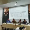 Menkeu Purbaya Yudhi Sadewa (kanan kedua) berencana merekrut hacker profesional untuk menguji keamanan sistem