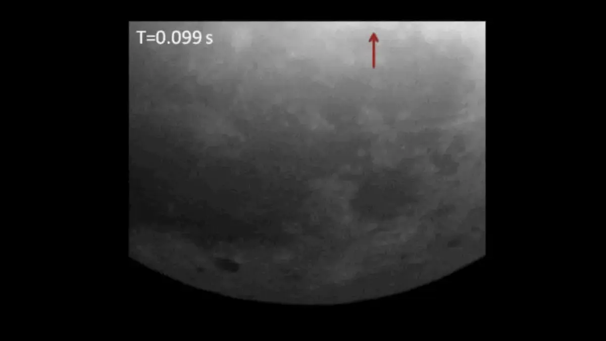 Sebuah potret yang menampilkan kilatan cahaya di Bulan. Kilatan akibat tumbukan di permukaan Bulan; kilatan te