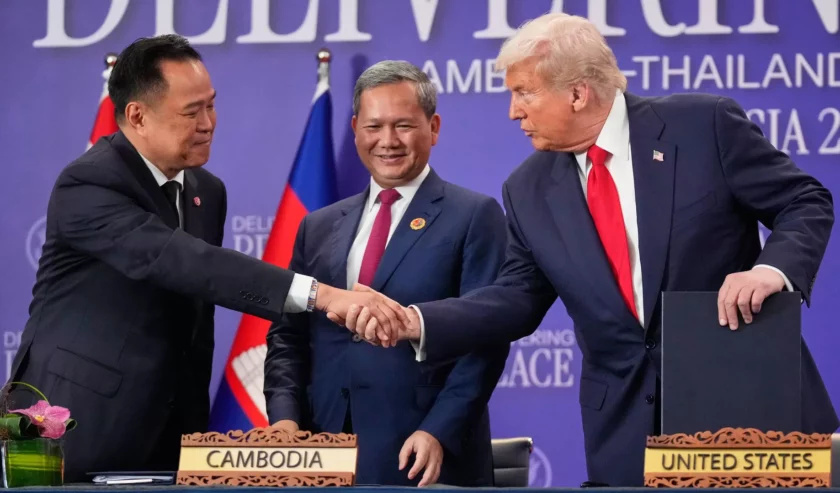 Absen Hadir di KTT ASEAN, Thailand Teken Deklarasi Genjatan Senjata dengan Kamboja Anutin Charnvirakul Perdana Menteri Thailand (kiri) berjabat tangan dengan Donald Trump Presiden AS usai menan