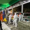 Tim SAR gabungan memasukkan kantong berisi jenazah korban runtuhnya musala Pondok Pesantren Al Khoziny, Budura