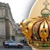Para pencuri menggunakan tangga yang bergerak untuk langsung menuju ke Galerie d\'Apollon, tempat koleksi perhi