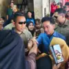 Wakil Presiden Republik Indonesia, Gibran Rakabuming Raka, meninjau aktivitas di Pasar Induk Jagasatru, Kota C