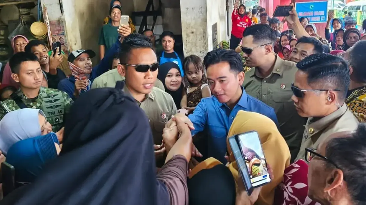 Gibran Tinjau Kondisi Pasar Jagasatru Cirebon Pastikan Stabilitas Harga dan Pasokan Bahan Pangan Wakil Presiden Republik Indonesia, Gibran Rakabuming Raka, meninjau aktivitas di Pasar Induk Jagasatru, Kota C