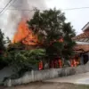 Kebakaran rumah di Cirebon, seorang pria berkebutuhan khusus jadi korban.