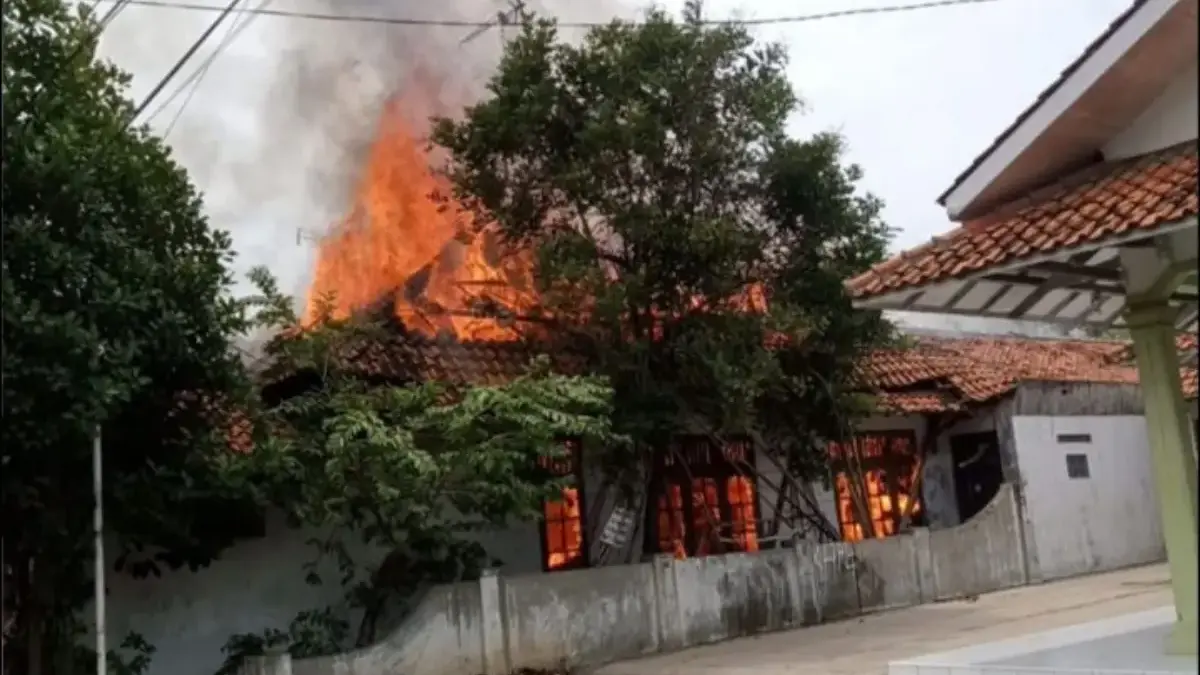 Kebakaran rumah di Cirebon, seorang pria berkebutuhan khusus jadi korban.