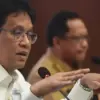Menteri Keuangan Purbaya Yudhi Sadewa (kiri) bersama Menteri Dalam Negeri Tito Karnavian (kanan) memimpin Rapa