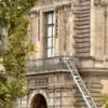 Sebuah anak tangga yang digunakan oleh pencuri terlihat di museum Louvre Minggu 19 Oktober 2025 di Paris. (Ale