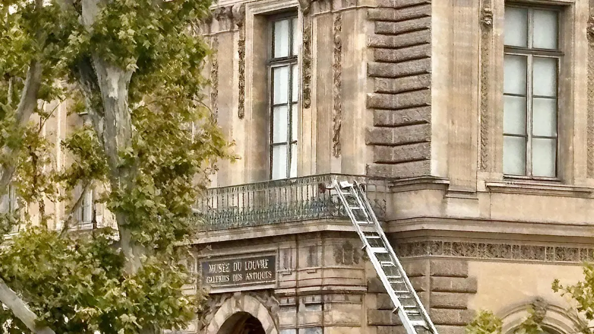 Sebuah anak tangga yang digunakan oleh pencuri terlihat di museum Louvre Minggu 19 Oktober 2025 di Paris. (Ale