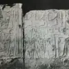Relief batu kapur menggambarkan wazir Khentika (kanan) duduk di kuda-kuda (T. G. H. James)