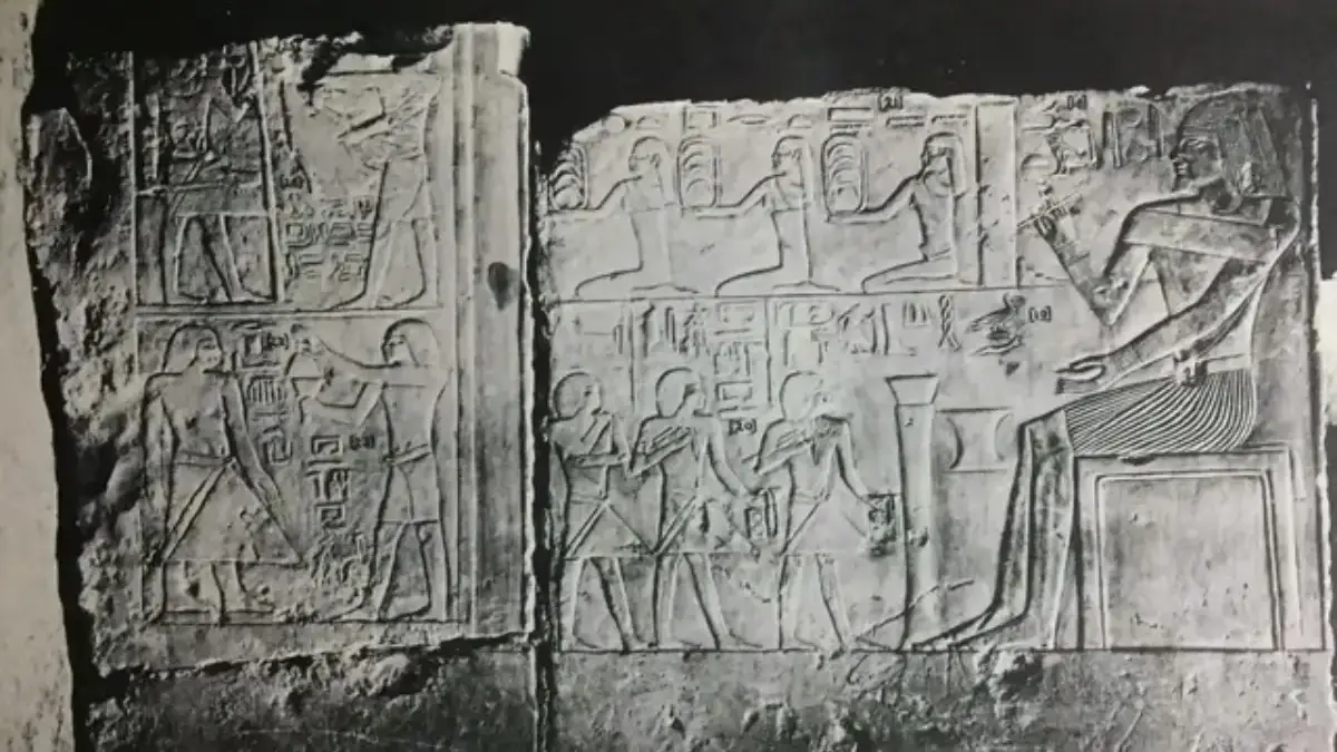 Relief batu kapur menggambarkan wazir Khentika (kanan) duduk di kuda-kuda (T. G. H. James)
