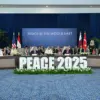 Presiden Amerika Serikat Donald Trump (tengah-kanan) dan Presiden Mesir Abdel Fatah el-Sisi (tengah kiri) mena