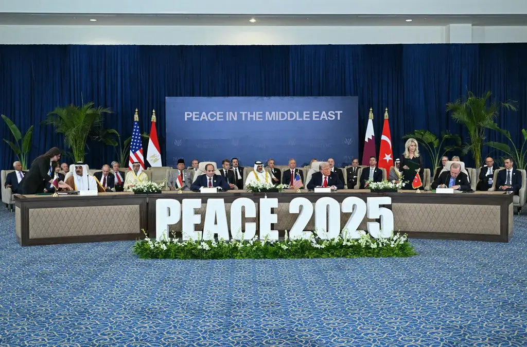 Presiden Amerika Serikat Donald Trump (tengah-kanan) dan Presiden Mesir Abdel Fatah el-Sisi (tengah kiri) mena