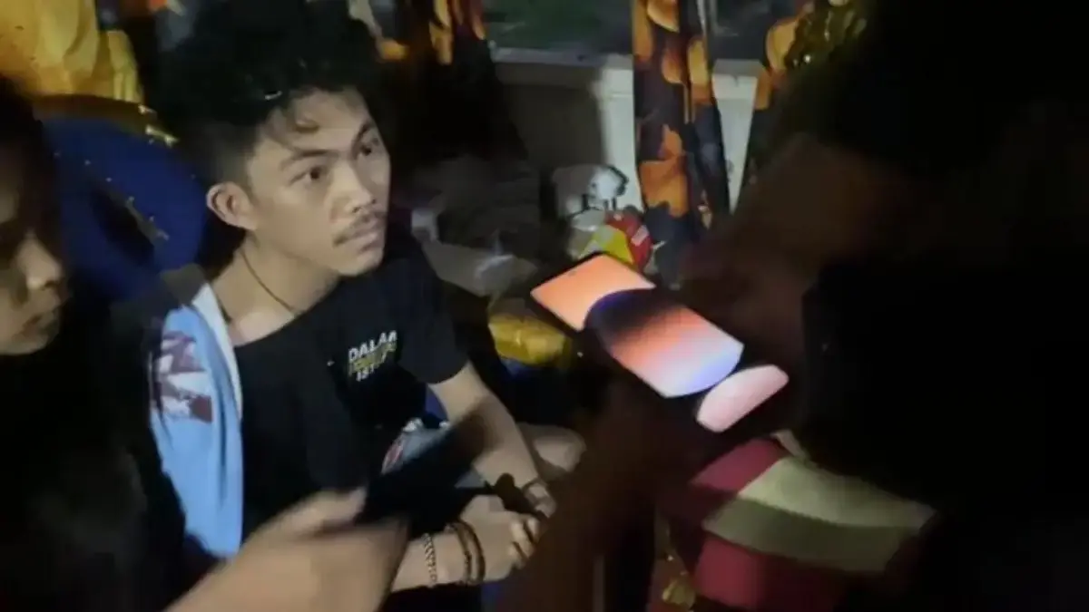 Diduga Bjorka tak berkutik ketika ditangkap polisi (Tangkapan layar video/dok.istimewa)