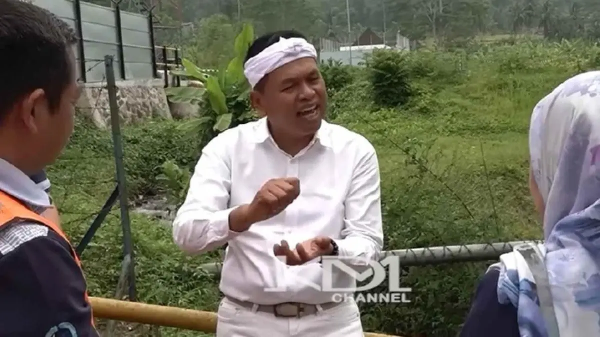 Dedi Mulyadi saat mengunjungi pabrik air mineral di Subang (Foto: Tangkapan layar KDM Channel)