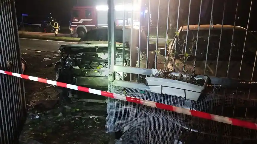 Sebuah gambar yang dirilis oleh jurnalis investigasi Sigfrido Ranucci menunjukkan mobilnya yang hancur di sebe