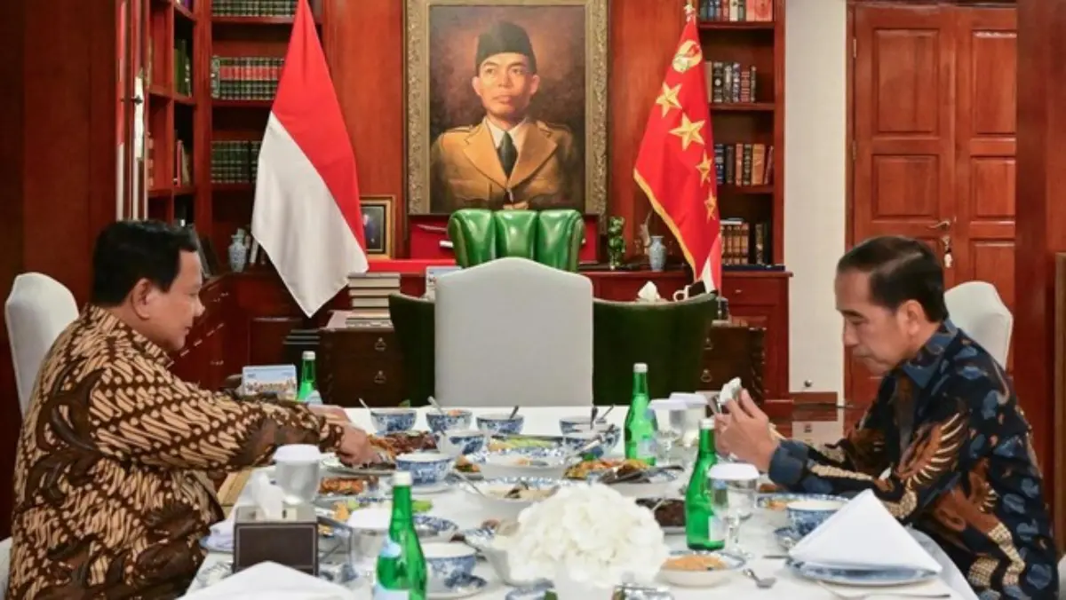 Pertemuan Jokowi dan Prabowo selama dua jam di Kertanegara dinilai sarat dengan nuansa politik. Pakar menduga