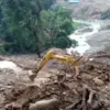Kondisi tanah longsor dan evakuasi korban pada kawasan tambang ilegal di di Nagari Sungai Abu, Kecamatan Hilir