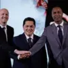 Jordi Cruyff (kiri) dari Belanda, penasihat teknis Persatuan Sepak Bola Indonesia (PSSI) yang baru diangkat, K