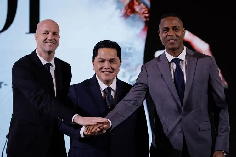 Jordi Cruyff (kiri) dari Belanda, penasihat teknis Persatuan Sepak Bola Indonesia (PSSI) yang baru diangkat, K
