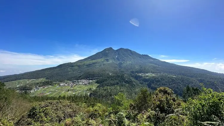 Gunung Lawu berada di antara tiga kabupaten, yaitu Karanganyar (jateng), Ngawi, dan Magetan (Jatim). (Dok. ESD
