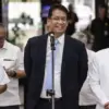 Menteri Keuangan (Menkeu), Purbaya Yudhi Sadewa (tengah) didampingi Wakil Menteri Keuangan Suahasil Nazara (ki