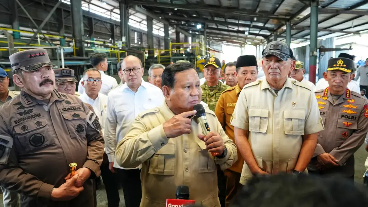 Panglima TNI Jenderal TNI Agus Subiyanto mendampingi Presiden Republik Indonesia Prabowo Subianto dalam kunjun