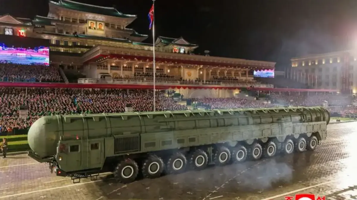 Foto yang disediakan oleh pemerintah Korea Utara ini menunjukkan rudal balistik antarbenua baru bernama Hwason
