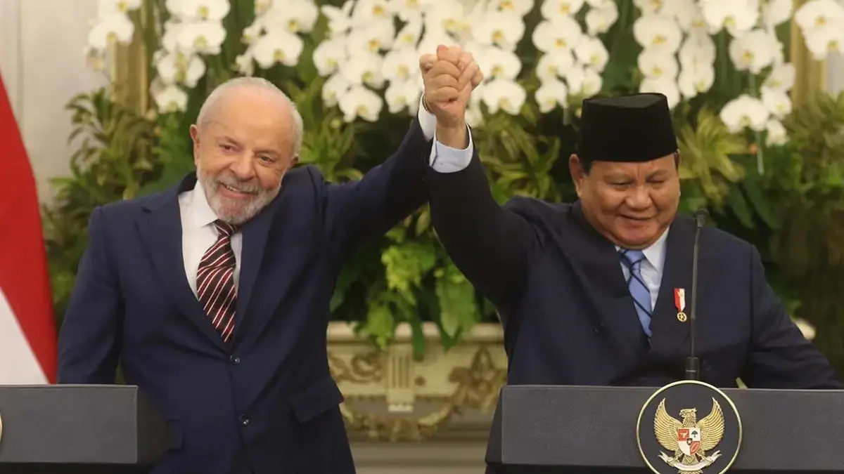 Presiden Prabowo dan Presiden Republik Federasi Brasil Luiz Inácio Lula da Silva tersenyum bersama di Istana M