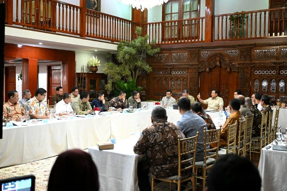 Presiden Prabowo Subianto memimpin pertemuan yang dihadiri oleh Wakil Presiden RI Gibran Rakabuming beserta se