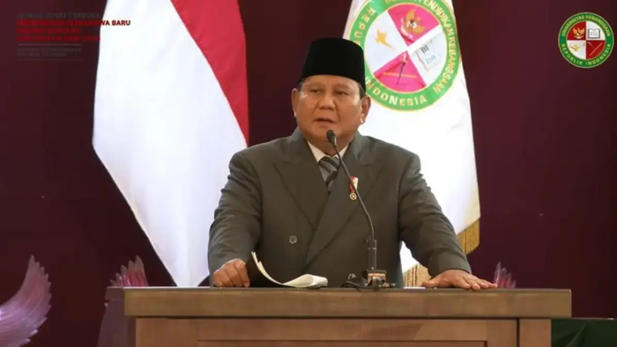 Presiden Prabowo berorasi di sidang senat terbuka UKRI, Bandung, Jawa Barat, Sabtu (18/10/2025). (Foto: Tangka