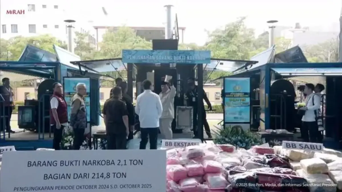 Prabowo Beberkan Modus Operandi Kartel Narkoba: Gunakan Kapal Selam Presiden Prabowo Subianto menghadiri pemusnahan barang bukti narkoba seberat 214,84 ton. Prabowo didampingi Ka