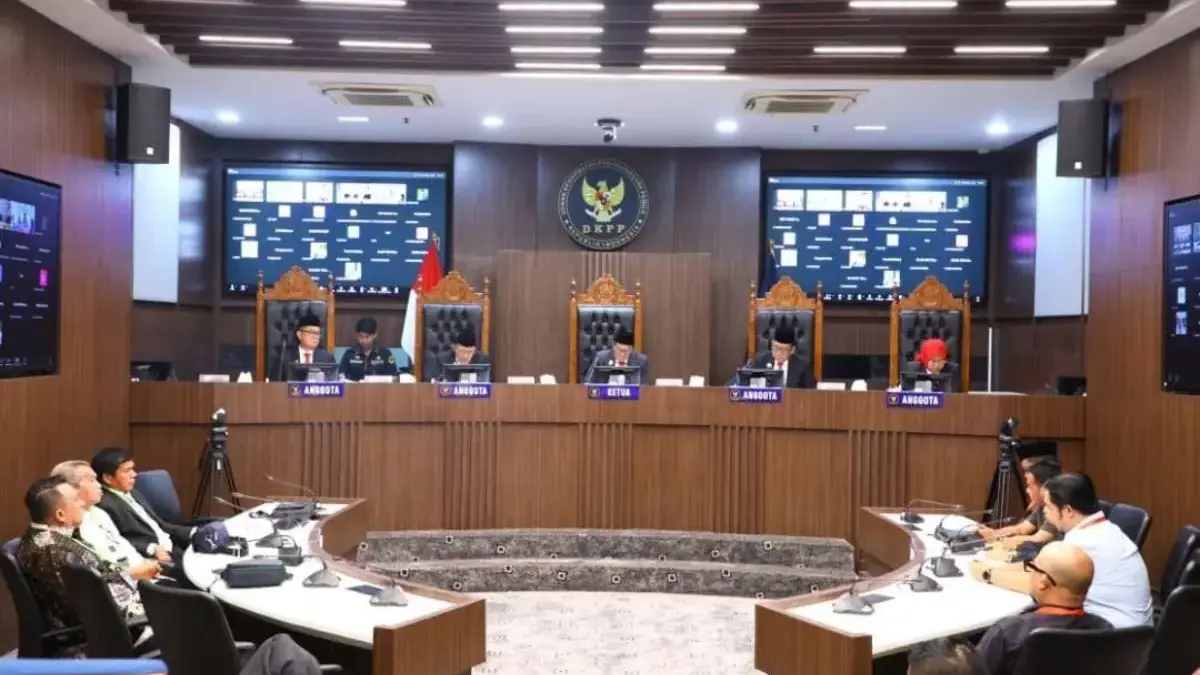 Suasana sidang Kode Etik Penyelenggara Pemilu (KEPP) di Ruang Sidang DKPP, Jakarta, Selasa (21/10/2025). (Foto