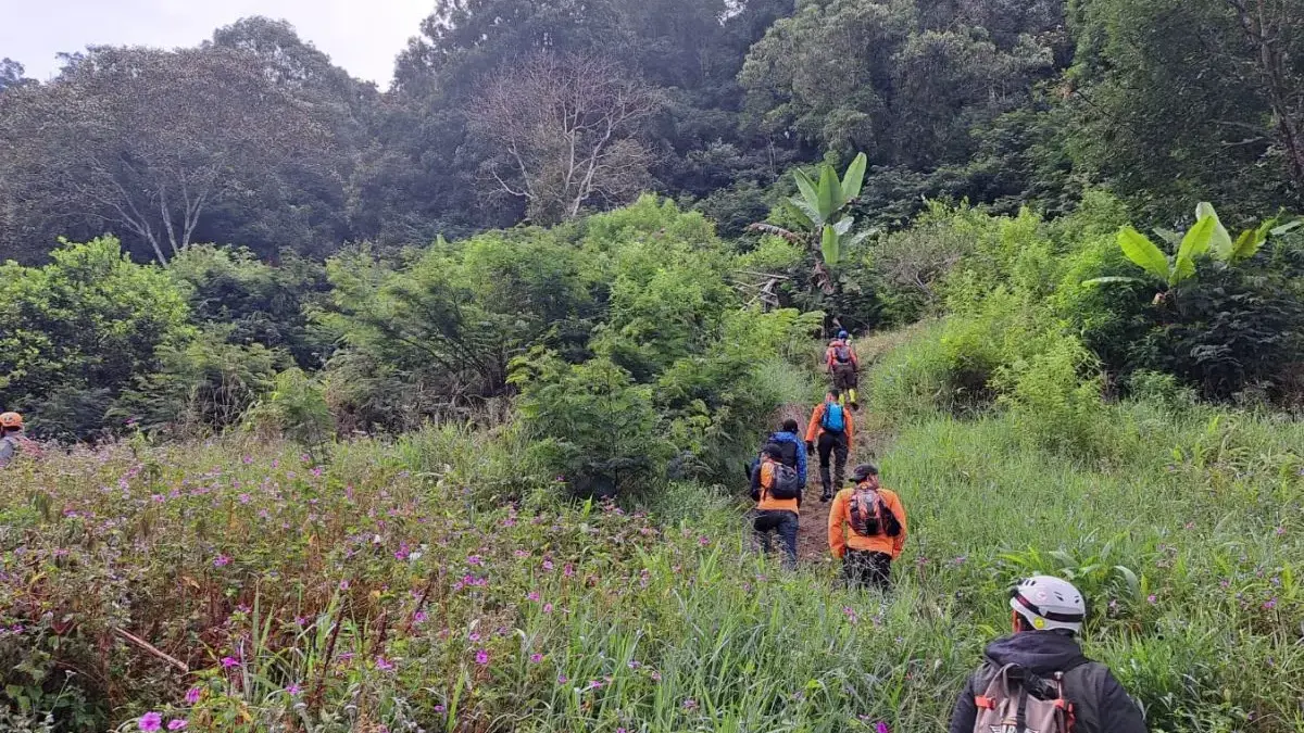 Tim SAR Gabungan melakukan pencarian terhadap pasangan ayah dan anak yang hilang di jalur pendakian jalur Buki
