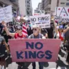Para demonstran mengambil bagian dalam protes terhadap pemerintahan Trump selama rapat umum nasional No Kings