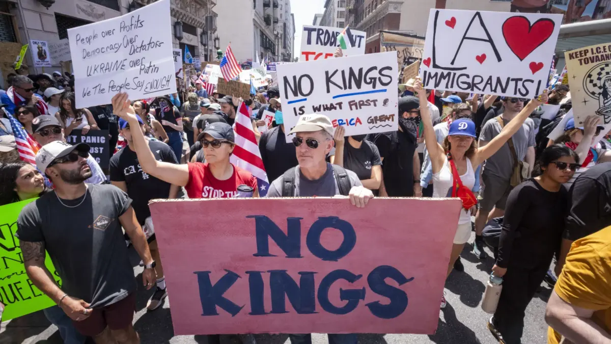 Para demonstran mengambil bagian dalam protes terhadap pemerintahan Trump selama rapat umum nasional No Kings