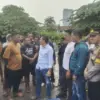 Polisi memeriksa lokasi pengeroyokan dan penembakan seorang pengacara di Tanah Abang, Jakarta Pusat, Selasa (2