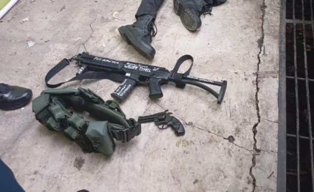 Senapan yang ditemukan usai ledakan di masjid di SMAN 72 Jakarta, Kelapa Gading, Jakarta, Jumat (7/11/2025). F