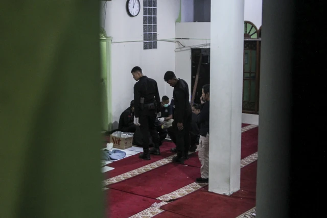 Personil Gegana Brimob Polda Metro Jaya olah Tempat Kejadian Perkara (TKP) di dalam Masjid SMAN 72 Jakarta, Ju
