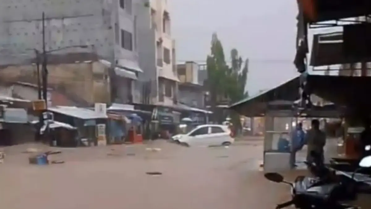 Hujan Deras Guyur Wilayah Bumiayu Debit Sungai Kalierang Meluap, Warga Dievakuasi Tangkapan layar kondisi jalan nasional di Bumiayu terendam banjir. (IST)