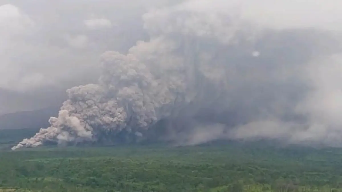 Awan panas guguran meluncur hingga 6,5 kilometer dari puncak Gunung Semeru, 19 November 2025. Dok. Badan Geolo