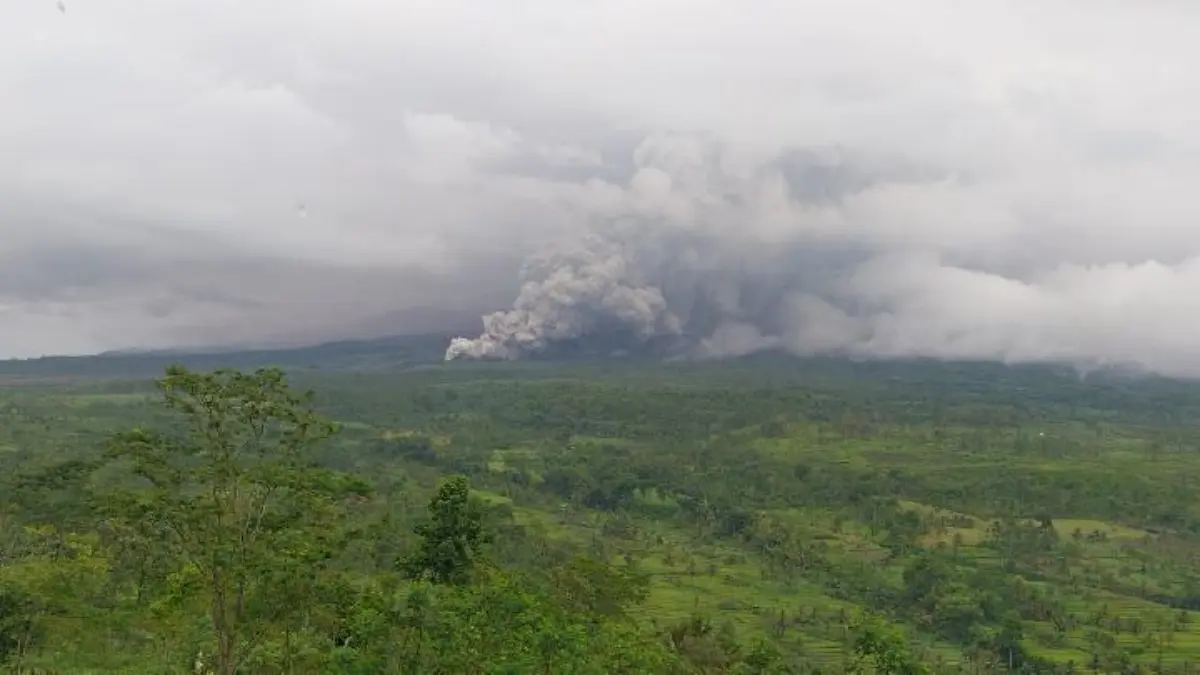 Awan panas guguran meluncur hingga 6,5 kilometer dari puncak Gunung Semeru, 19 November 2025. Dok. Badan Geolo