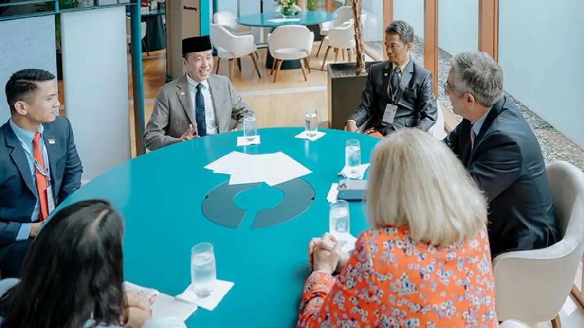 Hadiri Bloomberg New Economy Forum, Jokowi Jelaskan Arah Pembangunan Indonesia dan Peran Ekonomi Global Mantan Presiden, Joko Widodo (kedua dari kiri) menghadiri pembukaan Forum Bloomberg New Economy 2025 di Singap