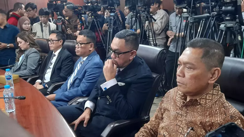 Mahkamah Kehormatan Dewan: Adies Kadir dan Uya Kuya Aktif Kembali sebagai Anggota DPR Anggota DPR nonaktif menghadiri putusan Mahkamah Kehormatan Dewan (MKD), Rabu (5/11/2025).