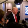 Presiden Donald Trump berbicara kepada wartawan di atas Air Force One dalam perjalanan baru-baru ini (Dok. Whi