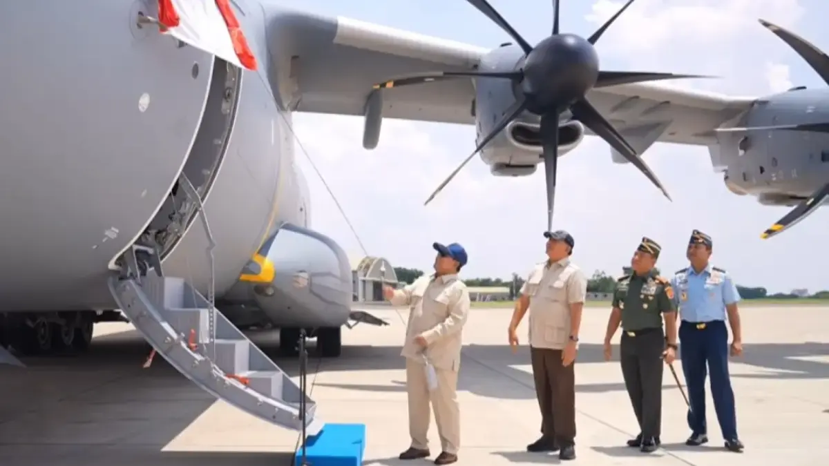 Presiden Prabowo Subianto serah terima pesawat A400M di Bandara Halim Perdanakusuma pada Senin (3/11/2025).