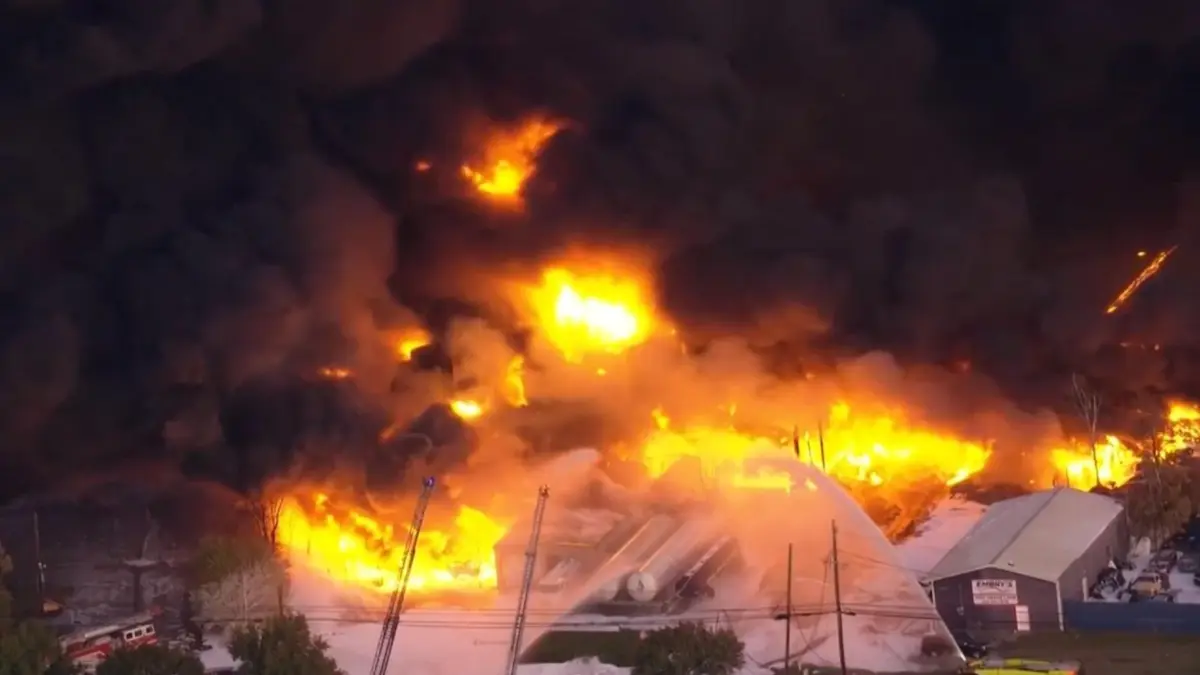 Status 3 Kru Belum Diketahui, 2 Bisnis Utama Jadi Lokasi Terdampak Kecelakaan Pesawat Kargo di Kentucky Gubernur Kentucky Andy Beshear mengonfirmasi dua bisnis terdampak akibat kecelakaan pesawat UPS di Louisville.