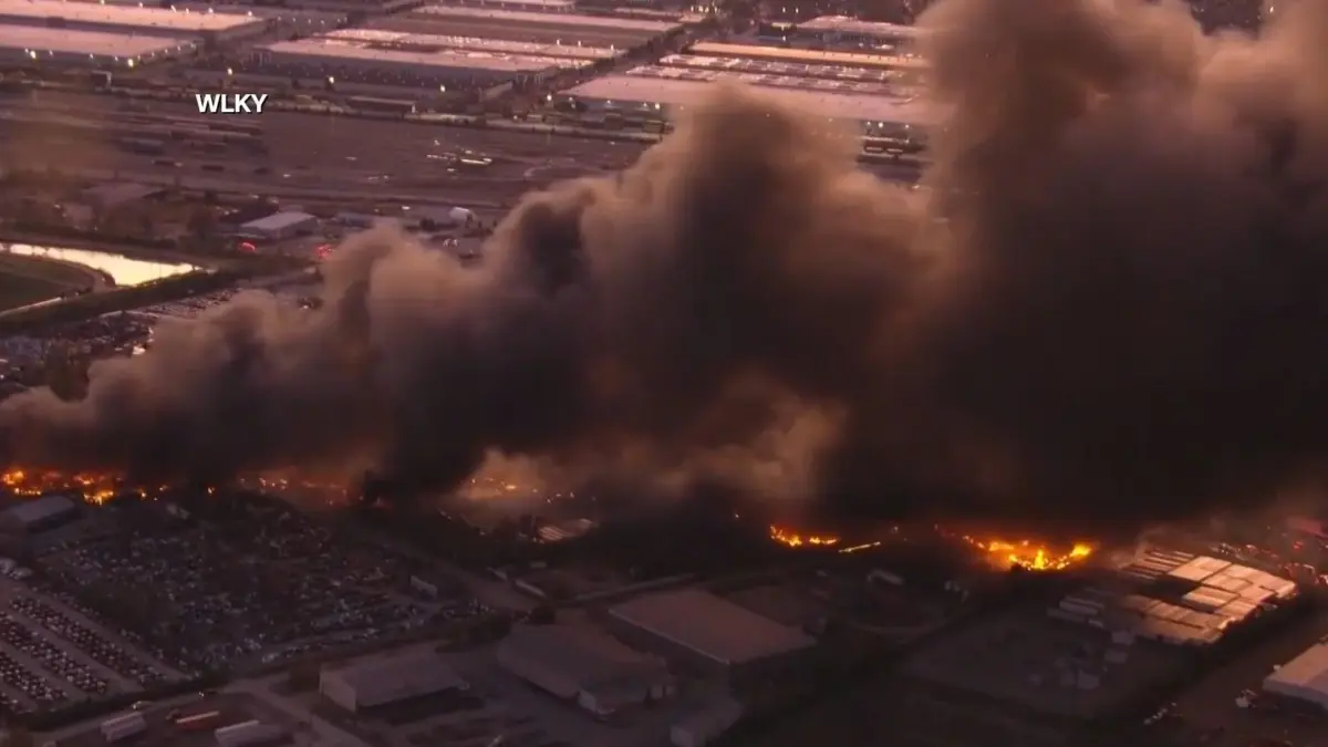 Pesawat McDonnell Douglas MD-11F Milik UPS Jatuh di Bandara Louisville Bawa 38.000 Galon Bahan Bakar Pesawat kargo jatuh di dekat Bandara Louisville, Kentucky, membawa 38.000 galon bahan bakar. Gubernur Andy Bes