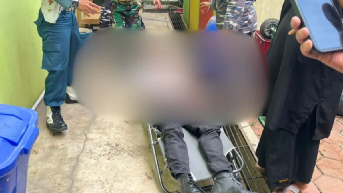 Ledakan SMAN 72 Jakarta, Pria Tak Dikenal Masuk Saat Khutbah Jumat, Bawa Senjata Bertuliskan 'Welcome To Hell' Foto peristiwa ledakan di SMAN 72 Jakarta, seseorang tertembak membawa senapan. (Istimewa)