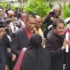 Roy Suryo dan Risman Sianipar sebelum menjalani pemeriksaan perdana sebagai tersangka kasus tudingan ijazah pa