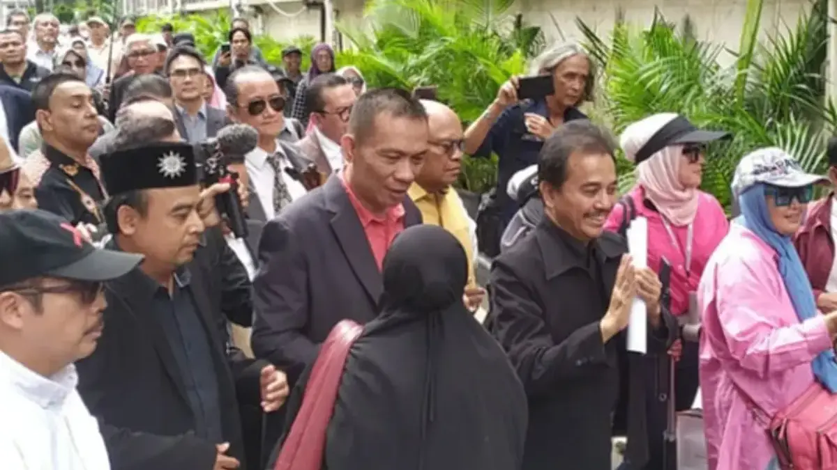 Diperiksa 9 Jam 20 Menit, Roy Suryo, Rismon Sianipar dan dr Tifa Dicecar Ratusan Pertanyaan Roy Suryo dan Risman Sianipar sebelum menjalani pemeriksaan perdana sebagai tersangka kasus tudingan ijazah pa
